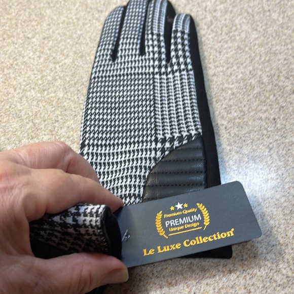ALABAMA FANS GLOVES 🧤 HOUNDSTOOTH BLACK AND WHITE.  LOVE ❤️ THE HOUNDSTOOTH - Picture 2 of 9